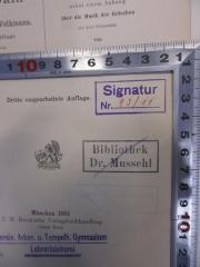 - (Vereinigtes Askanisches und Tempelhofer Gymnasium), Stempel: Signatur, Ortsangabe; 'Signatur Nr. 93/11'. 