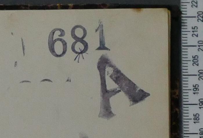 - (Jüdische Schülerbibliothek Pilsen), Stempel: Signatur; '681 A'. 