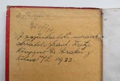 - (V. V. Straka (Kolín);Kreta, František), Von Hand: , Datum, Name, Besitzwechsel; 'Z pozůstalosti moravsk. sběratele Frant. Krety. Koupeno od Straků z Kolína n. L. v r. 1933. [Aus dem Nachlass des mährischen Sammlers Frant. Kreta. Gekauft von den Strakas aus Kolín an der Elbe im Jahr 1933.] '. 