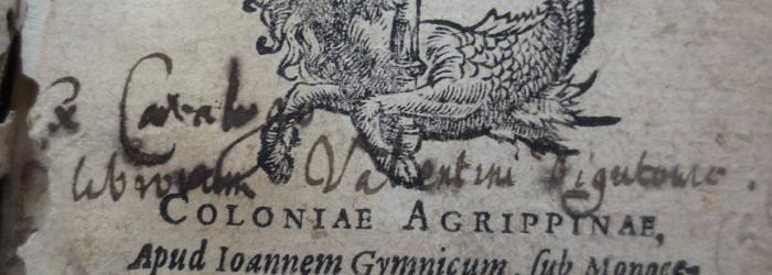  Dictionarium nominum propriorum virorum, mulierum, populorum, idolorum, urbium, fluviorum, montium, caeterorumque locorum, quae passim apud melioris notae authores leguntur (1576);- (Valentinus (Tigurumi)), Von Hand: Name, Ortsangabe; '[E]x Catalogo
librorum Valentini Tigurumi'. 