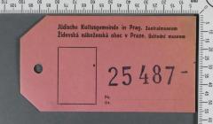 - (Ältestenrat der Juden in Prag;Židovská Náboženská Obec v Praze;Jüdisches Zentralmuseum in Prag;Zentralstelle für Jüdische Auswanderung in Prag, Treuhandstelle), Etikett: Besitzwechsel; 'Jüdische Kultusgemeinde in Prag. Zentralmuseum 
Židovká náboženská obec v Praze. Ústřední museum 
25487
Nr. 
čís.'. 