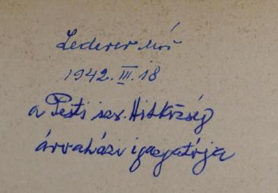 - (Lederer, Mór), Von Hand: Notiz; 'a Pesti Izr. Hitközség 
árvaházi igazgatója '. 