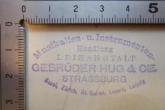 - (Hug &amp; Co. (Zürich)), Stempel: Buchhändler, Name, Ortsangabe; 'Musikalien- und Instrumenten-Handlung
Leihanstalt
Gebrüder Hug &amp; Cie
Strassburg
Basel, Zürich, St. Gallen, Luzern, Leipzig'.  (Prototyp)