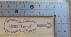 - (Hans Harpf (Firma)), Stempel: Buchhändler; 'INSTRUMENTEN u. MUSIKALIEN-[HANDLUNG?] Hans Harpf KÖNIGSBERG Pr. SCHLOSSPLATZ'.  (Prototyp)