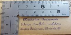 - (Schwartz-Rheinschloss (Firma)), Stempel: Buchhändler, Name, Ortsangabe; 'Musikalien - Instrumente : Schwartz-Rheinschloss : Berlin-Friedenau, Rheinstr. 60.'.  (Prototyp)