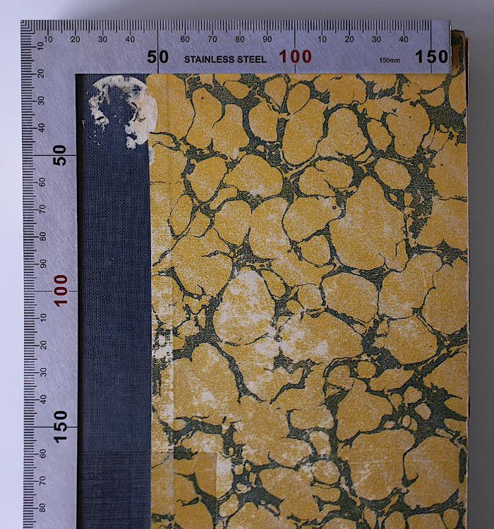 BN 2543 S955.1934 : S. Thomae de Aquino Doctoris Angelice Summa contra gentiles (1934);-, Ausriss: ; '[...] [abgekratzer Aufkleber auf vorderem Buchdeckel]'