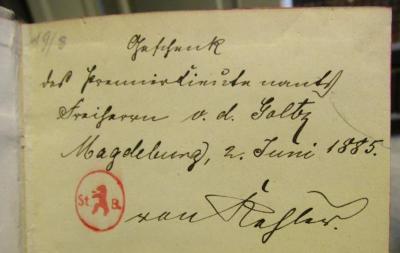 XVII 9325 1795: Rangliste der Köligl. Preußischen Armee für das Jahr 1795 (1795);- (unbekannt), Von Hand: Nummer; '19/8'. ;- (Goltz, [?] Freiherr von der;Kahler[?], [?] van[?]), Von Hand: Besitzwechsel, Widmung, Ortsangabe, Name, Datum, Berufsangabe/Titel/Branche; 'Geschenk des Premierlieutenants Freiherrn v. d. Goltz
Magdeburg, 2. Juni 1885.
van Kahler'. 