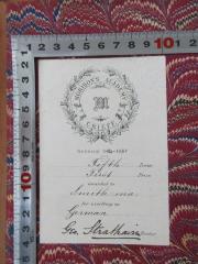 - (Morison's Academy (Crieff)), Etikett: Emblem, Name, Ortsangabe, Notiz; 'Morisons`s Academy Crieff
Session 1884-1885
Fifth Form
First Prize
anwarded to
Smith ma.
for excelling in German
Geo. Strathairn Rector'. 