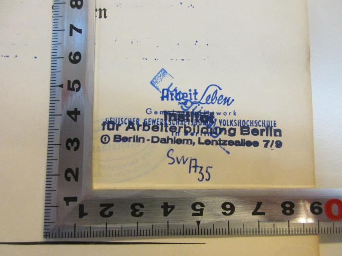 - (Institut für Arbeiterbildung Berlin-Dahlem), Stempel: Name, Signatur; 'Institut für Arbeiterbildung Berlin Berlin-Dahlem, Lentzeallee 7/9
SwA35'. 