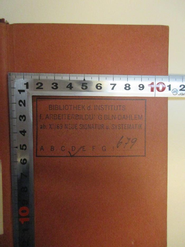 - (Institut für Arbeiterbildung Berlin-Dahlem;Bibliothek des Instituts für Arbeiterbildung Berlin-Dahlem), Stempel: Name, Signatur; 'Bibliothek des Instituts f. Arbeiterbildung BLN-Dahlem ab X/Neue Signatur u. Systematik D 679'. 