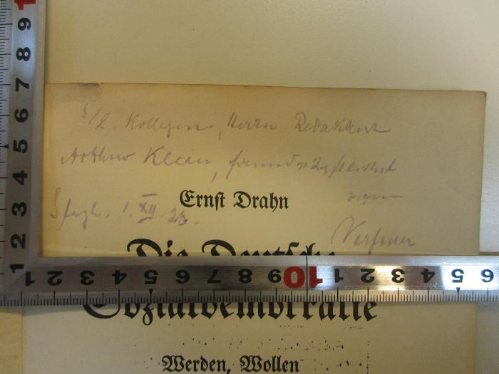 - (Klein, Arthur), Von Hand: Widmung; 'Widmung: S/e Kollegen, Herrn Redakteur Arthur Klein, freundschaftlichst vom Verfasser, Stegl., 1. XII. 26'. 