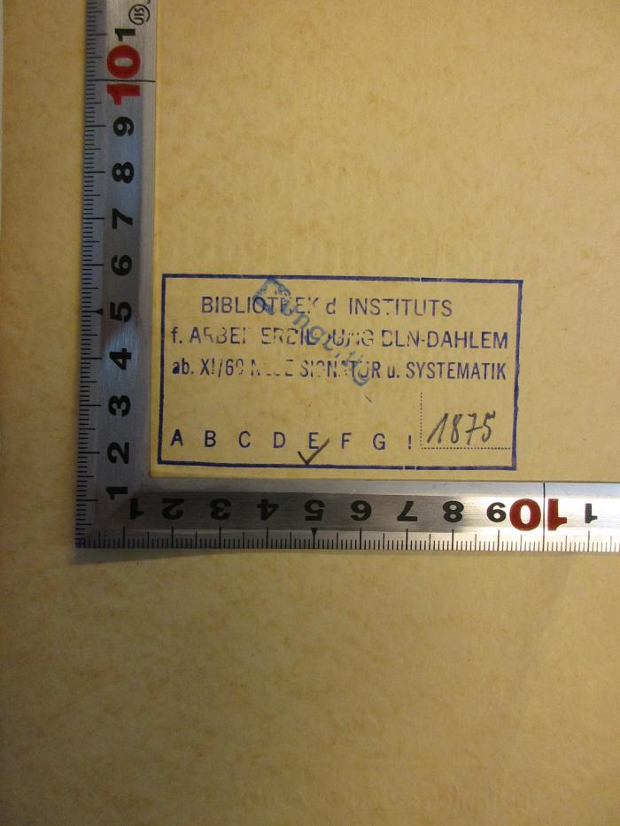 - (Institut für Arbeiterbildung Berlin-Dahlem;Bibliothek des Instituts für Arbeiterbildung Berlin-Dahlem), Stempel: Name, Signatur; 'Bibliothek des Instituts f. Arbeiterbildung BLN-Dahlem ab X/Neue Signatur u. Systematik E 1875'. 