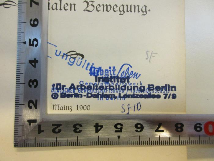 - (Institut für Arbeiterbildung Berlin-Dahlem), Stempel: Name, Signatur; 'Institut für Arbeiterbildung Berlin Berlin-Dahlem, Lentzeallee 7/9
SF 10'. 