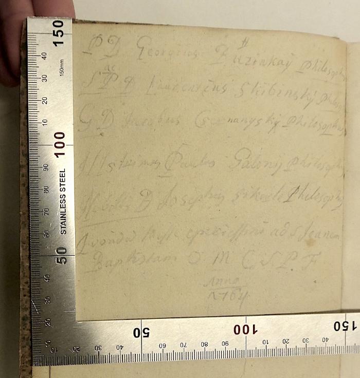 Rara M 255 : Institutiones Philosophicæ In Universam Philosophiam Peripateticam Seu Dialectica Juxta Mentem Doctoris Subtilis Joannis Duns Scoti (1752);-, Von Hand: Annotation, Name, Datum; 'PD Georgius Buzinskay Philosoph SPD Laurentius Skibinsky Philosoph GD Aurebus Csernansky Philosoph […] Paulus Gabny Philosoph […] Philosoph […] O M C S P F Anno 1764'