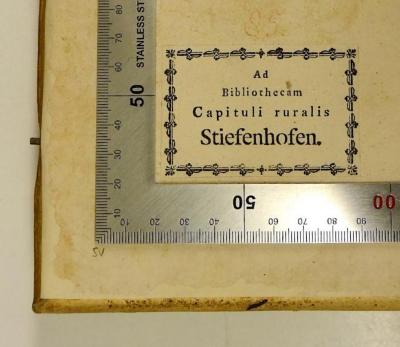 Rara M 424 : Philosophia Peripatetica. 1. Logica + 2. Physica Universalis (1739);- (Landkapitel Stiefenhofen), Etikett: Exlibris, Berufsangabe/Titel/Branche, Ortsangabe; 'Ad Bibliothecam Capituli ruralis Stiefenhofen.'.  (Prototyp)