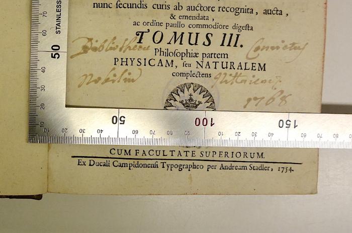 Rara M 427 : Donati A Transfiguratione Domini Scholarum Piarum Campidonæ Rectoris, alias Philosophiæ, &amp; SS. Canonum. 3. Philosophiæ partem Physicam, seu Naturalem complectens (1754);-, Von Hand: Berufsangabe/Titel/Branche, Datum; 'Bibliotheca Convictus Nobilia[?] Nittaiconz.[?] 1768'