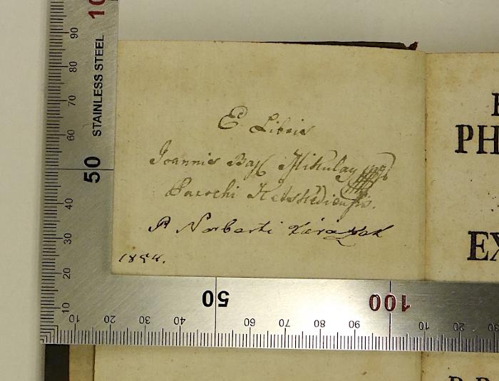 Rara M 431 : Elementa Philosophiae Ad Rationis Et Experientiae ductum conscripta, Atque Usibus Scholasticis accomodata. 3. Metaphysicae Pars Secunda (1756);-, Von Hand: Exlibris, Name; 'Ex libris Joannis Bapt Mithulay [?]... Parochi ...';-, Von Hand: Name, Autogramm, Datum; 'P Norberti Karazek[?] 1854.'