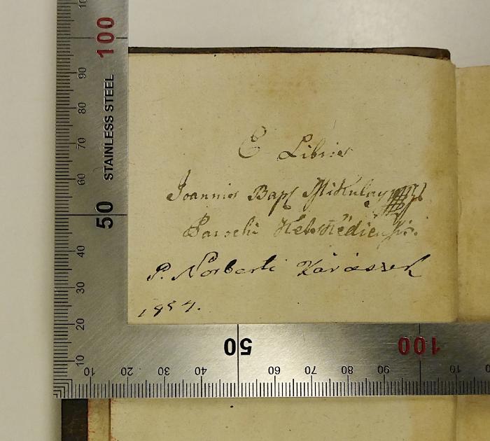 Rara M 432 : Elementa Philosophiae Ad Rationis Et Experientiae ductum conscripta, Atque Usibus Scholasticis accomodata. 4. Physica Generalis (1758);-, Von Hand: Exlibris, Name; 'Ex libris Joannis Bapt Mithulay [?]... Parochi ...';-, Von Hand: Name, Autogramm, Datum; 'P. Norberti Karassek[?] 1854.'