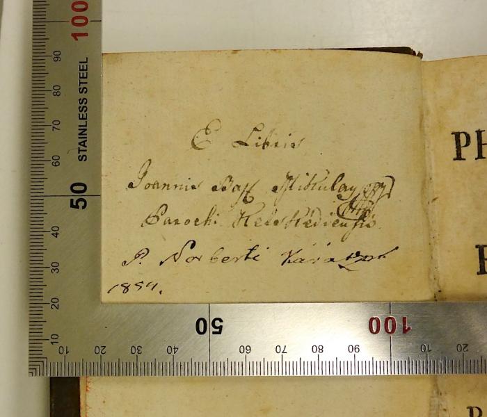 Rara M 434 : Elementa Philosophiae Ad Rationis Et Experientiae ductum conscripta, Atque Usibus Scholasticis accomodata. 6. Physica Particularis. Partis Posterioris Volumen I (1762);-, Von Hand: Exlibris, Name, Ortsangabe; 'Ex libris Joannis Bapt Parochi […]';-, Von Hand: Name, Datum, Autogramm; 'P. Norberti Karazek[?] 1854.'
