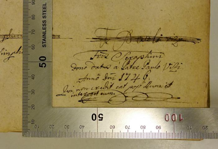 Rara M 314 : Promptuarium philosophicum complectens argumenta e nobilioribus philosophiae totius controversiis proposita ad disputandum. 1-3 (1722);-, Von Hand: Datum; 'F... Seraphimi Dono datue a Patre Paulo Viti Anno [...] 1746. [...] non [...] ent post [...] interogatoum'