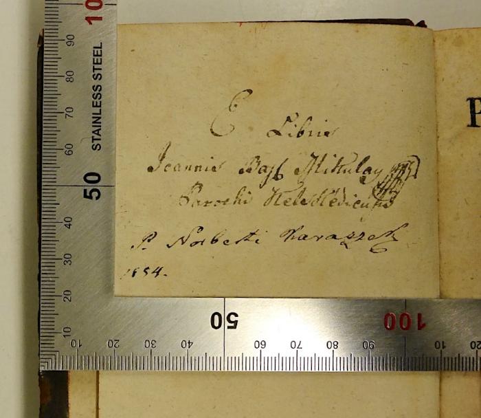 Rara M 435 : Elementa Philosophiae Ad Rationis Et Experientiae ductum conscripta, Atque Usibus Scholasticis accomodata. 7. Physica Particularis. Partis Posterioris Volumen II (1764);-, Von Hand: Exlibris, Name, Ortsangabe; 'Ex libris Joannis Bapt Parochi […]';-, Von Hand: Name, Datum, Autogramm; 'P. Norberti Karazek[?] 1...54'