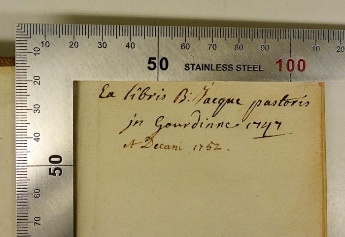 Rara M 456 : Histoire De La Condannation Des Templiers, Celle du Schisme des Papes tenans le Siege en Avignon & quelques Procès criminels. 2 (1713);- (Jacque, B.), Von Hand: Exlibris, Autogramm, Name, Berufsangabe/Titel/Branche, Ortsangabe; 'Ex libris B: Jacque pastoris in Gourdinne 1747 et Decani 1752.'. 