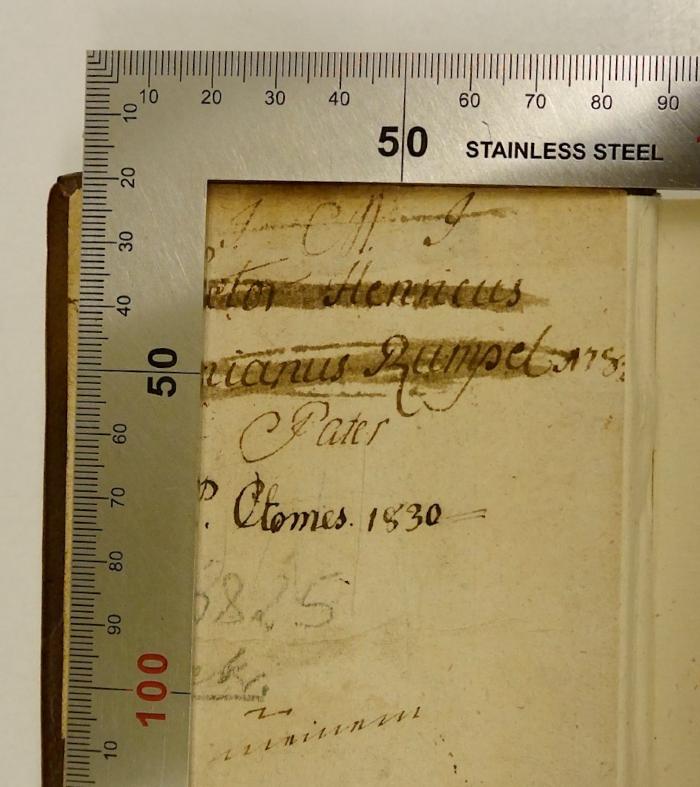 Rara M 461 : Horatius Sarmaticus Sive R. P. Mathiæ Casimiri Sarbievii, Lithuani Soc. Jesu Theologi &amp; Poetarum omnium facilè Principis Lyricorum Libri IV. Nec Non Epicitharisma sive Eruditorum virorum ad Authorem Poemata (1721);-, Von Hand: Autogramm, Name; 'J.[…] C[…] N.[… ]g[…]'