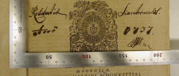 Rara M 493 : Reverendi Patris Pauli Laymanni, E Societate Jesu SS. Theologiæ Doctoris, Et In Universitate Dilingana Sacrorum Canonum Professoris Ordinarii, Theologia Moralis (1709);-, Von Hand: Ortsangabe, Datum; 'Residentia Simontonensis Anno 1737 [...]'