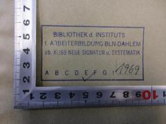 - (Institut für Arbeiterbildung Berlin-Dahlem;Bibliothek des Instituts für Arbeiterbildung Berlin-Dahlem), Stempel: Name, Signatur; 'BIBLIOTHEK d. INSTITUTS f. ARBEITERBILDUNG BLN-DAHLEM
ab XI / 69 NEUE SIGNATUR u. SYSTEMATIK
E 1969'. 