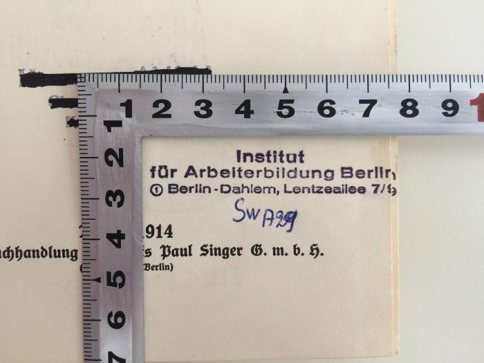 - (Institut für Arbeiterbildung Berlin-Dahlem;Bibliothek des Instituts für Arbeiterbildung Berlin-Dahlem), Stempel: Name, Signatur; 'Institut für Arbeiterbildung Berlin Berlin-Dahlem, Lentzeallee 7/9
SwA 29'. 