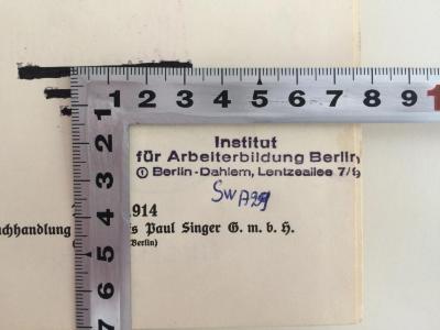 - (Institut für Arbeiterbildung Berlin-Dahlem;Bibliothek des Instituts für Arbeiterbildung Berlin-Dahlem), Stempel: Name, Signatur; 'Institut für Arbeiterbildung Berlin Berlin-Dahlem, Lentzeallee 7/9
SwA 29'. 