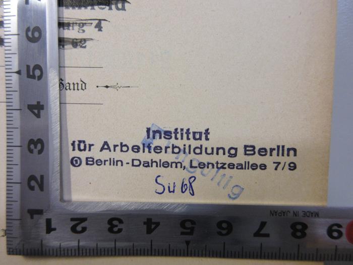 - (Institut für Arbeiterbildung Berlin-Dahlem;Bibliothek des Instituts für Arbeiterbildung Berlin-Dahlem), Stempel: Name, Signatur; 'Institut für Arbeiterbildung Berlin 
Berlin-Dahlem, Lentzeallee 7/9
Sw 68'. 