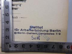 - (Institut für Arbeiterbildung Berlin-Dahlem;Bibliothek des Instituts für Arbeiterbildung Berlin-Dahlem), Stempel: Name, Signatur; 'Institut für Arbeiterbildung Berlin 
Berlin-Dahlem, Lentzeallee 7/9
Sw 68'. 