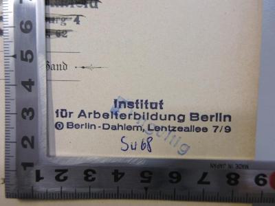 - (Institut für Arbeiterbildung Berlin-Dahlem;Bibliothek des Instituts für Arbeiterbildung Berlin-Dahlem), Stempel: Name, Signatur; 'Institut für Arbeiterbildung Berlin 
Berlin-Dahlem, Lentzeallee 7/9
Sw 68'. 
