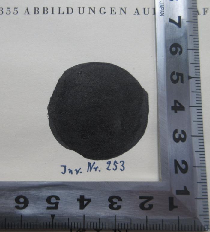 - (Institut für Vorgeschichte und germanische Frühgeschichte der Universität Berlin), Übermalt: Wappen, Ortsangabe, Zeichen, Name, Inventar-/ Zugangsnummer; 'Inv. Nr. 253'. 