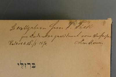 - (Pick, T.;Marcus, Ahron), Von Hand: Widmung; 'S[r] wohlgeboren Herr T. Pick zum Andenken gewidmet vom Verfasser 
Kudowa [?] d 15./8. 5670    Ahron Marcus.'. 
