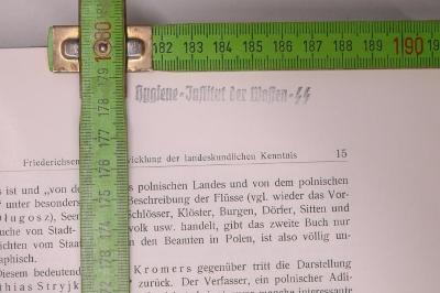 ausgesondert  [R 1-Han]: Handbuch von Polen : Beiträge zu einer allgemeinen Landeskunde / Hrsg. unter der Red. von E. Wunderlich vom Kaiserlich Dt. Generalgouvernement Warschau. (1917);- (Hygiene-Institut der Waffen-SS), Stempel: Name, Berufsangabe/Titel/Branche; 'Hygiene-Institut der Waffen-SS'.  (Prototyp)