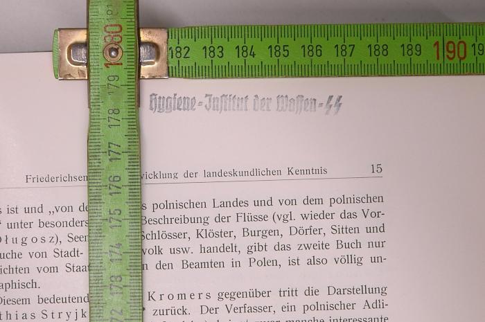 ausgesondert  [R 1-Han]: Handbuch von Polen : Beiträge zu einer allgemeinen Landeskunde / Hrsg. unter der Red. von E. Wunderlich vom Kaiserlich Dt. Generalgouvernement Warschau. (1917);- (Hygiene-Institut der Waffen-SS), Stempel: Name, Berufsangabe/Titel/Branche; 'Hygiene-Institut der Waffen-SS'.  (Prototyp)