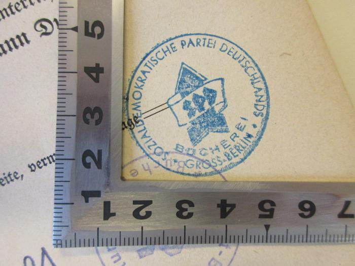 - (Sozialdemokratische Partei Deutschlands (SPD);Sozialdemokratische Partei Deutschlands Gross-Berlin Bücherei), Stempel: Name, Ortsangabe; 'Sozialdemokratische Partei Deutschlands Gross-Berlin
Bücherei'.  (Prototyp)