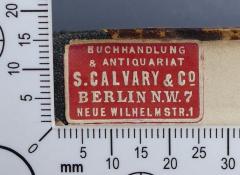 - (S. Calvary & Co), Etikett: Buchhändler; 'Buchhandlung & Antiquariat 
S. Calvary & Co 
Berlin N.W. 7 
Neue Wilhelmstr. 1'.  (Prototyp)