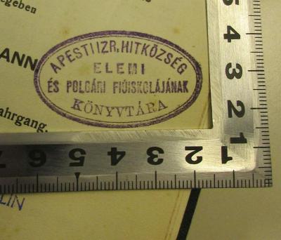 - (Pesti Izraelita Hitközség Elemi és Polgári Fiúiskolájának Könyvtára), Stempel: Berufsangabe/Titel/Branche, Ortsangabe, Name; 'A Pesti Izraelita Hitközség Elemi és Polgári Fiúiskolájának Könyvtára'. 