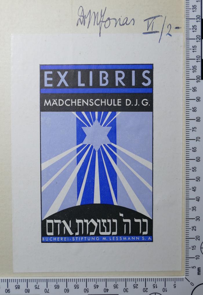- (Mädchenschule D.J.G.;Deutsch-Israelitischer Gemeindebund), Etikett: Exlibris; 'Ex Libris 
Mädchenschule D. J. G. 
נר ה' נשמת אדם
Bücherei-Stiftung M. Lessmann s. A. '.  (Prototyp)