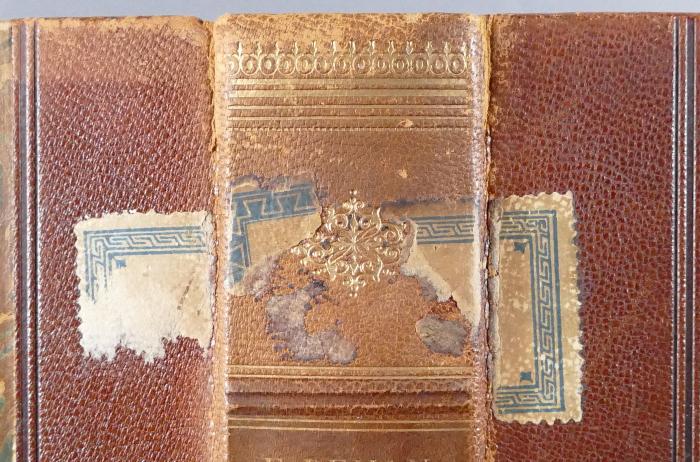 -, Etikett: ; '[Reste von zwei unterschiedlichen Etiketten]'