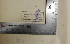 - (Universität Leipzig;Institut für Geschichte des Deutschen Volkes der Karl-Marx-Universität Leipzig), Stempel: Name, Berufsangabe/Titel/Branche, Ortsangabe; 'Institut für Geschichte des Deutschen Volkes der Karl-Marx-Universität Leipzig [+] ungültig [+] 54,2557'. 