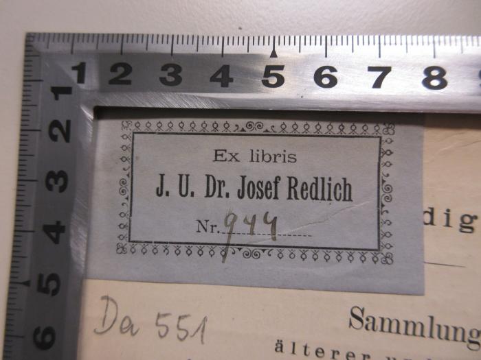 - (Redlich, Josef), Etikett: Name, Nummer; 'Ex Libris J. U. Dr. Josef Redlich
Nr. 944'. 