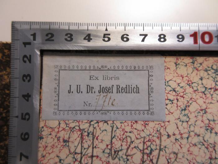 - (Redlich, Josef), Etikett: Name, Nummer; 'Ex Libris J. U. Dr. Josef Redlich 
Nr. 771c'. 