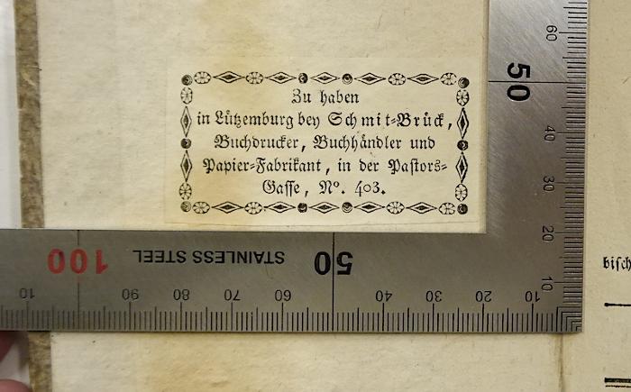 GB M 2024 : Kleines Lehrbuch der katholischen Religion in Fragen und Antworten (1820);-, Etikett: Buchhändler, Name, Ortsangabe; 'Zu haben in Lützemburg bey Schmit-Brück, Buchdrucker, Buchhändler und Papier-Fabrikant, in der Pastors-Gasse, No 403.'
