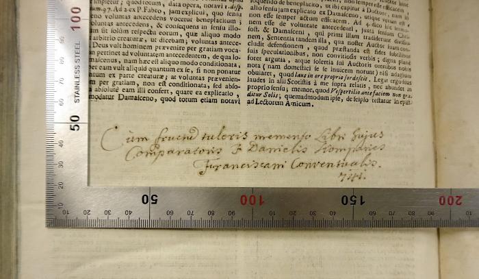 Rara M 698 und 699 : Bartholomaei Mastrii De Meldula Ordinis Minorum Conventualium S. Francisci Theologi Disputationes Theologicae In ... Librum Sententiarum. 1-4 (1719);-, Von Hand: ; 'Cum […] premento Libri … Comparatoris F. Damietis ... Franciscani Conventualis. 741.'