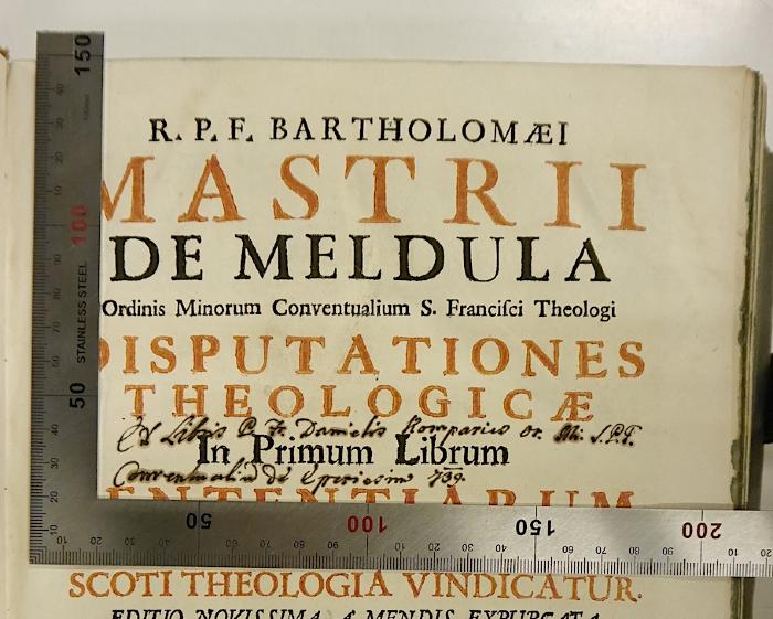 Rara M 698 und 699 : Bartholomaei Mastrii De Meldula Ordinis Minorum Conventualium S. Francisci Theologi Disputationes Theologicae In ... Librum Sententiarum. 1-4 (1719);-, Von Hand: Exlibris, Name, Berufsangabe/Titel/Branche; 'Ex Libris P. Fr. Damietis Komparics[?] or. … . S.P.T. Conventuation de … 739.[?]'