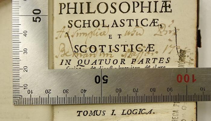 Rara M 652 bis 655 : D. O. M. Summa Philosophiæ Scholasticæ. Tomus I-IV (1718);-, Von Hand: Name, Datum; 'Ad simplice usu … Bernardini Majjor[?] 1734.'